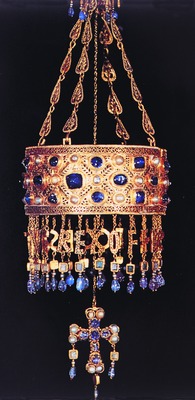 Вотивная корона из клада в Гуаррасаре близ Толедо. 653-672 гг. (Национальный археологический музей, Мадрид)
