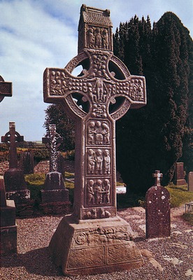 Т. н. Высокий Крест Муиредаха. Х в. Аббатство Монастербойс. Ирландия