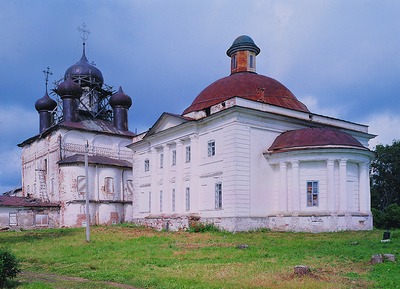 Собор в честь Воскресения Господня (слева) и храм во имя Св. Троицы. Фотография. 2005 г.
