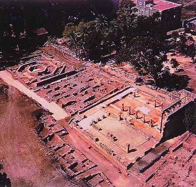 Капернаум. Общий вид раскопок религ. сооружений ранневизант. периода: синагога и паломнический комплекс на месте &quot;дома ап. Петра&quot;