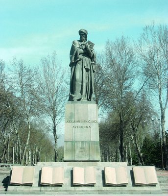 Памятник Ибн Сине, Душанбе. 1984 г. Архитекторы Р. Каримов, А. Агаронов. Скульптор Г. Эльдаров