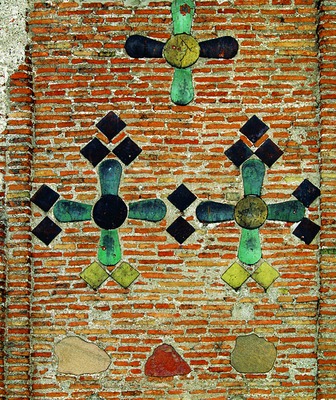 Майоликовый декор на фасаде Борисоглебской (Коложской) ц. Фотография. 2006 г.