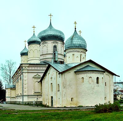 Церковь (1399) и собор (1899-1901) в честь Покрова Пресв. Богородицы. Фотография. 2008 г.