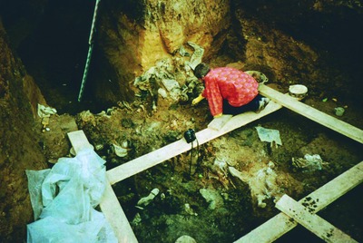 Раскопки погребального рва. Фотография. 1997 г.