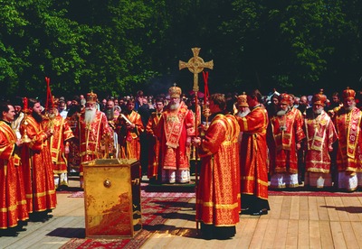Патриарх Алексий II совершает панихиду по убиенным на Бутовском полигоне. Фотография. 27 мая 2000 г.