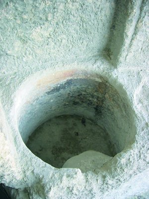 Купель баптистерия храма «Атки». Фотография. 2005 г.