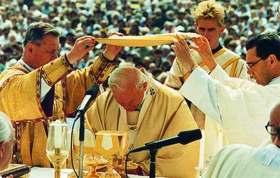 Иоанн Павел II, папа Римский, совершает Божественную литургию по византийскому обряду в сослужении духовенства Венгерской греко-каталоческой Церкви 18 авг. 1991 г. Марианоч (Венгрия)