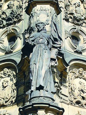 Иоанн Капистранский. Скульптура на колонне Св. Троицы в Оломоуце. Между 1716 и 1754 гг.