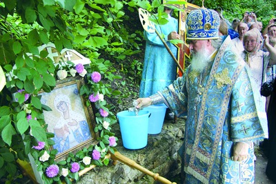 Водосвятный молебен на источнике в Калужке. Фотография. 2011 г.