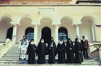 Члены монастырской администрации Св. Горы перед зданием Протата в Карее