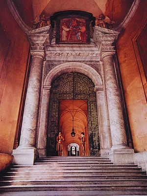 Бронзовые врата — главный вход в комплекс зданий Апостольского дворца. Архит. М. Феррабоско и Д. Вазанцио 1619 г.