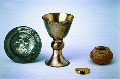 Богослужебные сосуды и епископский перстень из погребения еп. Осдага из Хильдесхайма. Х в. Германия