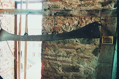 Металлическое било (клепало) в виде “ангеловых крыл”. Колокольня Ксиропотамского мон-ря на Афоне. Фотография. 2002 г.