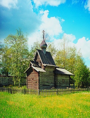 Ризоположенская церковь в с. Бородава. 1485–1486 гг. Фотография. 2001 г.