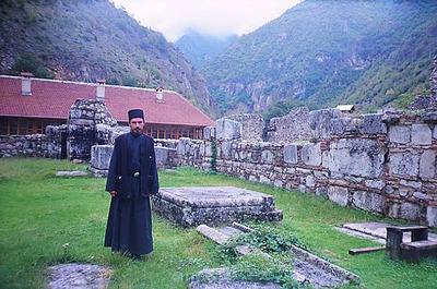 Мон-рь во имя св. Архангелов под Призреном. Монах у гробницы серб. царя Стефана Душана