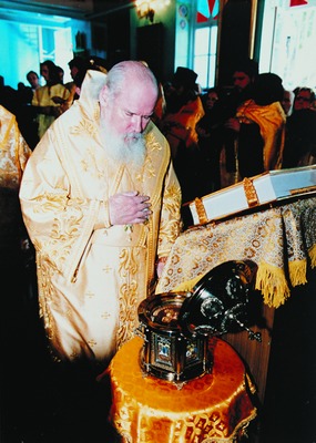 Святейший Патриарх Московский и всея Руси Алексий II прикладывается к мощам ап. Варфоломея в церкви в честь Рождества Пресв. Богородицы в Баку. 26 мая 2001 г.