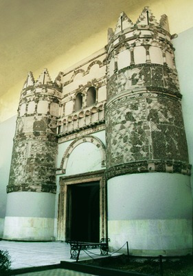 Вход в Национальный музей, собранный в 1939–1952 гг. из уцелевших фрагментов замка Каср-эль-Хайр-эль-Гарби (724–743 гг.)