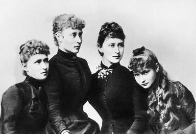 Принцессы Гессенские (слева направо): Ирена, Виктория, Элла, Алиса. 1883 г. (РГАКФД)