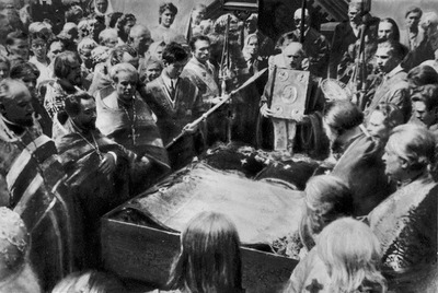 Крестный ход во время встречи мощей Виленских мучеников в вильнюсском Свято-Духовном мон-ре 26 июля 1946 г. (Архив ЦНЦ ПЭ)