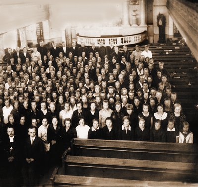 Преподаватели и учащиеся конфирмационной школы. Фотография. 1931 г.
