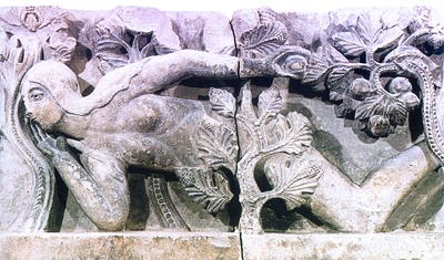 Ева, срывающая запретный плод. Барельеф. Ок. 1130 г. (Музей Ролена, Отён)
