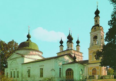 Церкви Введенская (1828) и Троицкая (1808) в Плёсе. Фотография. 1990 г.