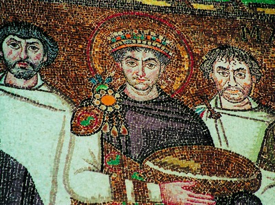 Св. блгв. Юстиниан I, имп. визант., со свитой. Мозаика ц. Сан-Витале в Равенне. VI в. Фрагмент