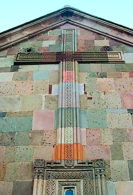Рельефный крест на вост. фасаде кафоликона