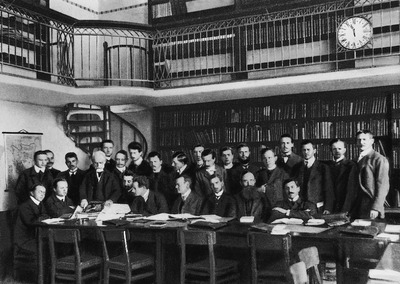 К. Крумбахер с участниками основанного им семинара. Фотография 1909 г.