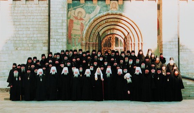 Участники Архиерейского Собора перед Успенским собором Московского Кремля