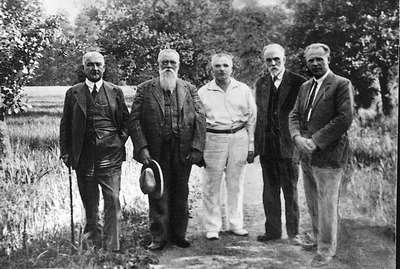 В. М. Бензин ( в центре) с русскими эмигрантами в Чехословакии. Фотография. 1928 г. (РГАЛИ)