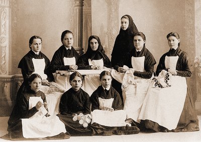 Сестры, работавшие в швейной мастерской Новотихвинского мон-ря. Фотография. Кон. XIX в.