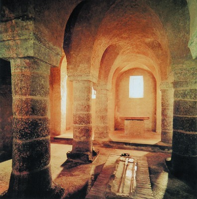 Нижний подклет собора Тиханьского аббатства с усыпальницей кор. Эндре I. 1060 г.