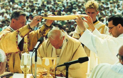 Папа Римский Иоанн Павел II совершает Божественную литургию по визант. обряду в сослужении духовенства Вен-герской греко-католической Церкви. Мариапоч (Венгрия). 18 авг. 1991 г.
