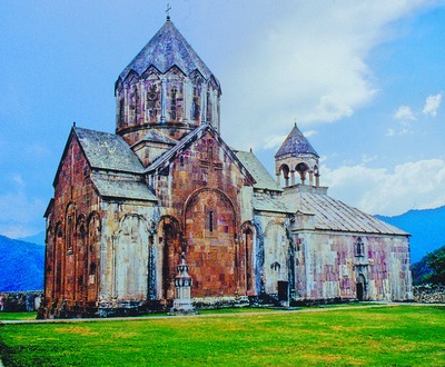 Церковь Сурб-Ованнес Мкртич и гавит мон-ря Гандзасар. Вид с северо-востока