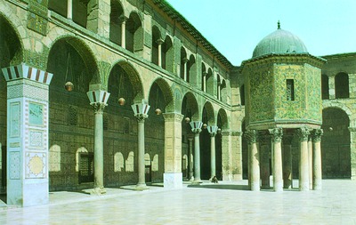 Внутренний двор мечети Омейядов (между 705 и 715 гг.) и здание «общественной сокровищницы» (788 г.)