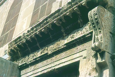 Фрагмент храма Юпитера (кон. II — нач. III в.), включенный в мечеть Омейядов