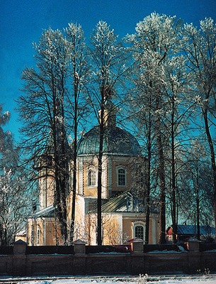 Церковь в честь Воскресения Господня Воскресенского мон-ря в с. Ермолине. Фотография. 2004 г.